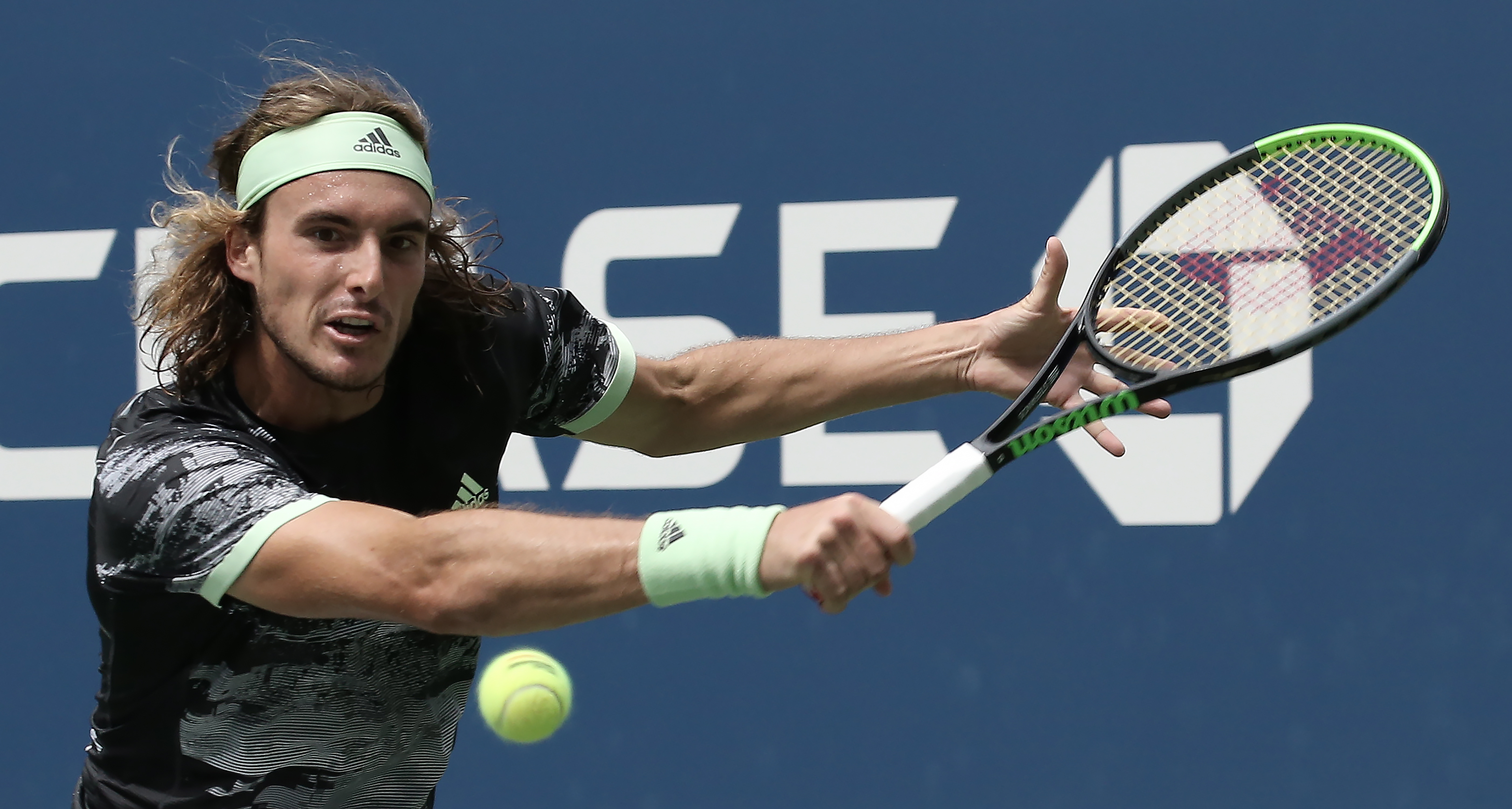 包含欧洲网球队绝地反击日本网球队，西西帕斯高光表现的词条