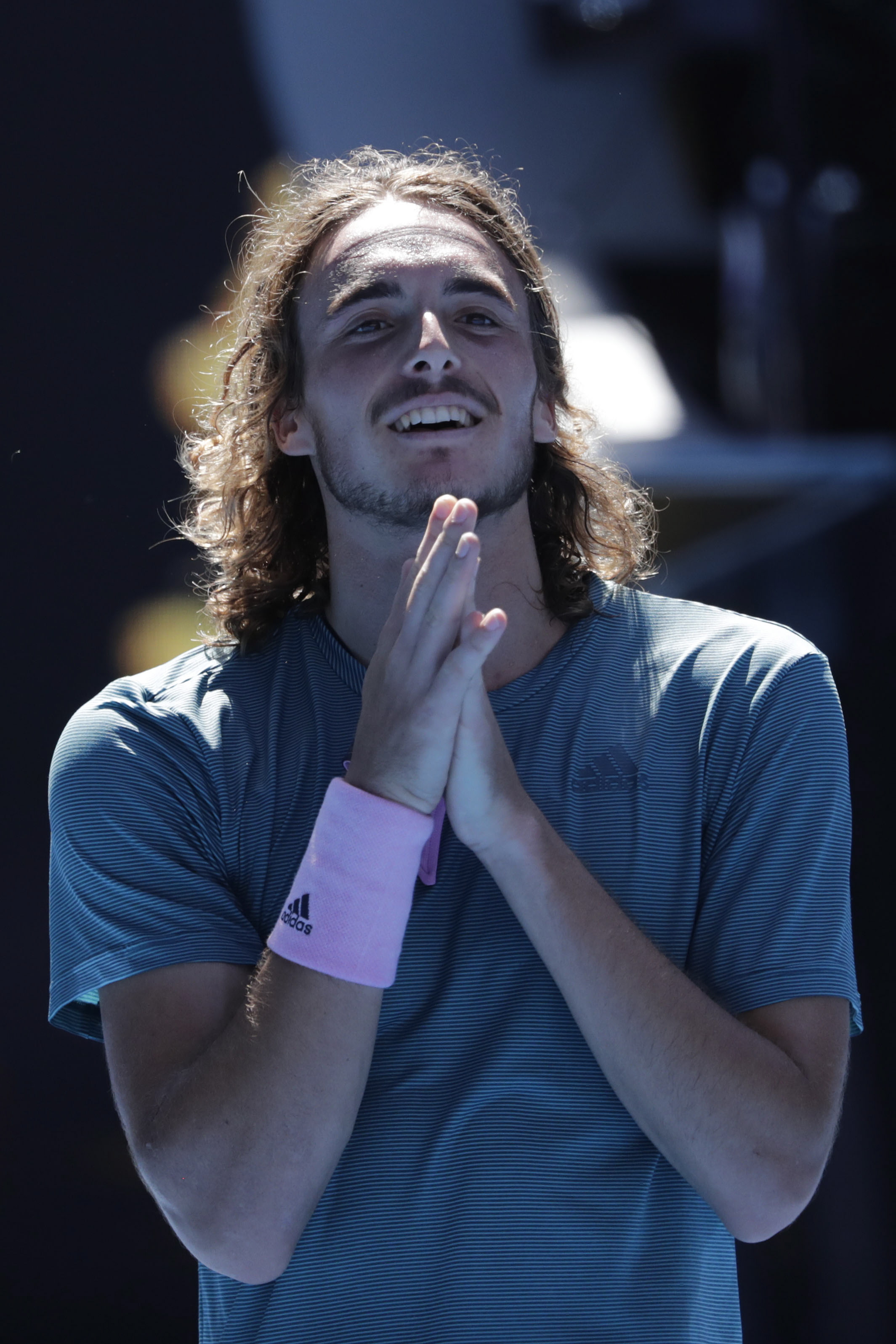 关于澳大利亚网球队力克英国网球队，西西帕斯打破历史纪录的信息