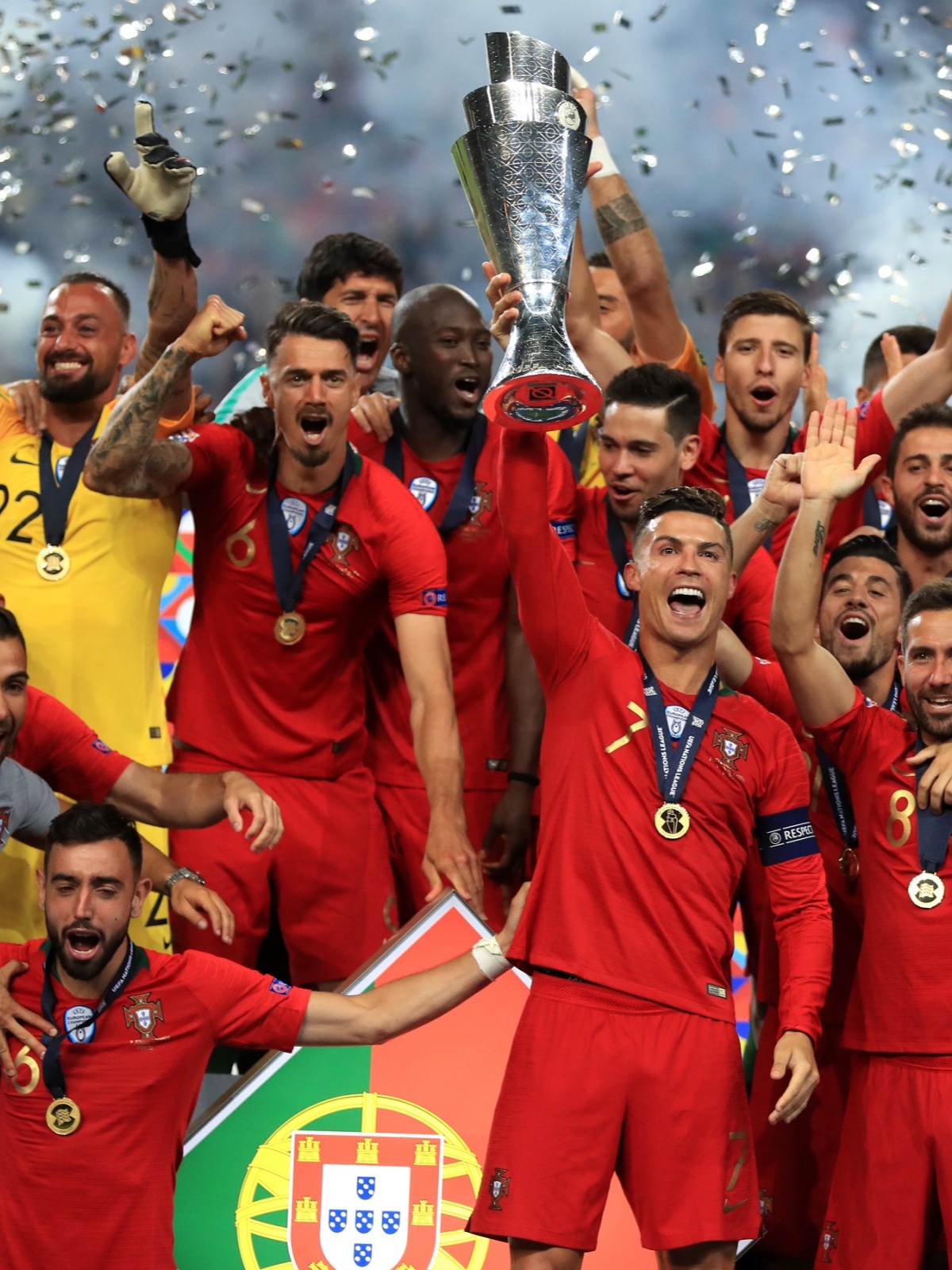 关于顶级足球对决精彩不断，球员奋力拼搏的信息