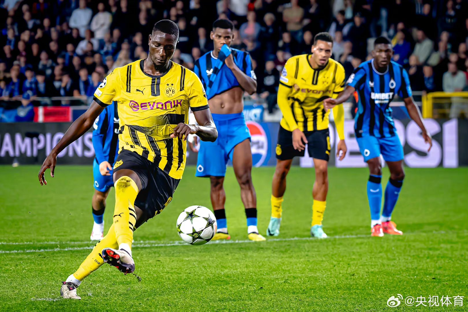 多特蒙德球员频繁犯规，险胜对手
