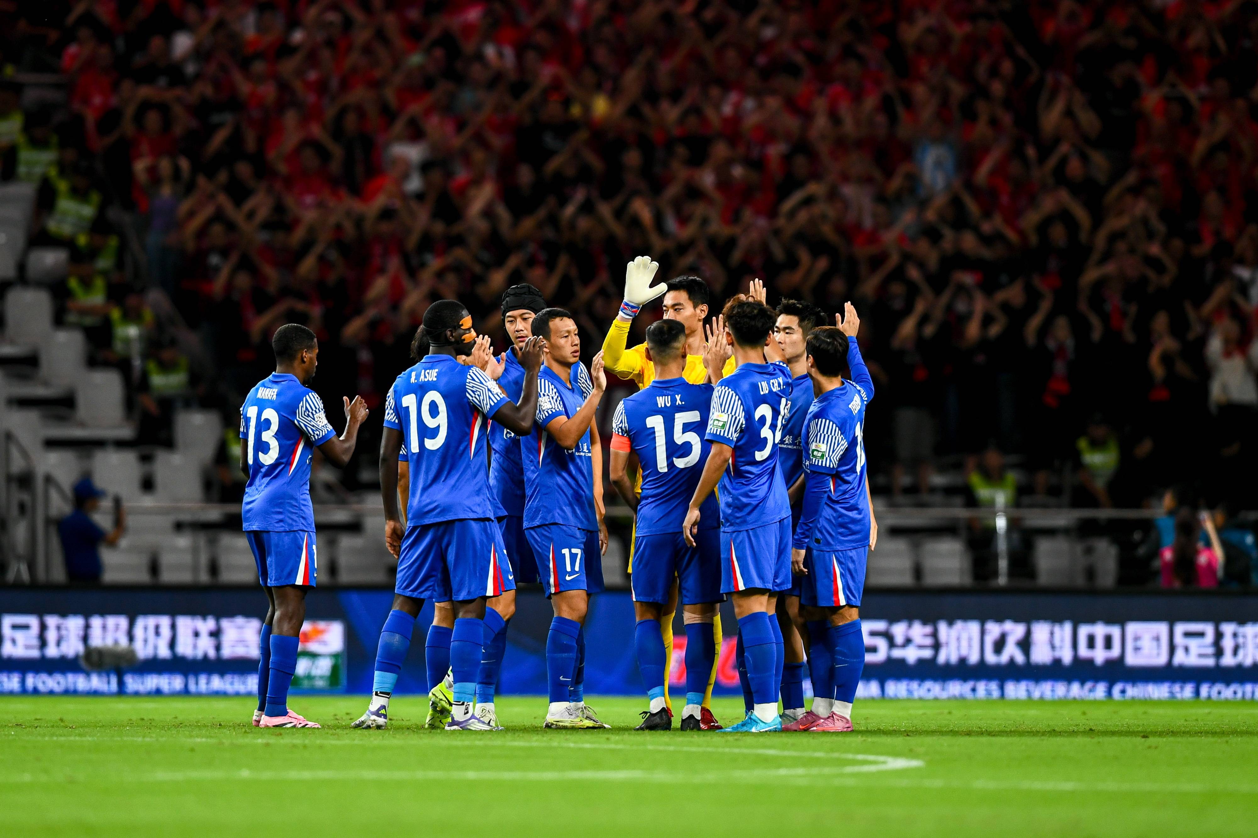 亚冠比赛即将打响，球迷欢呼