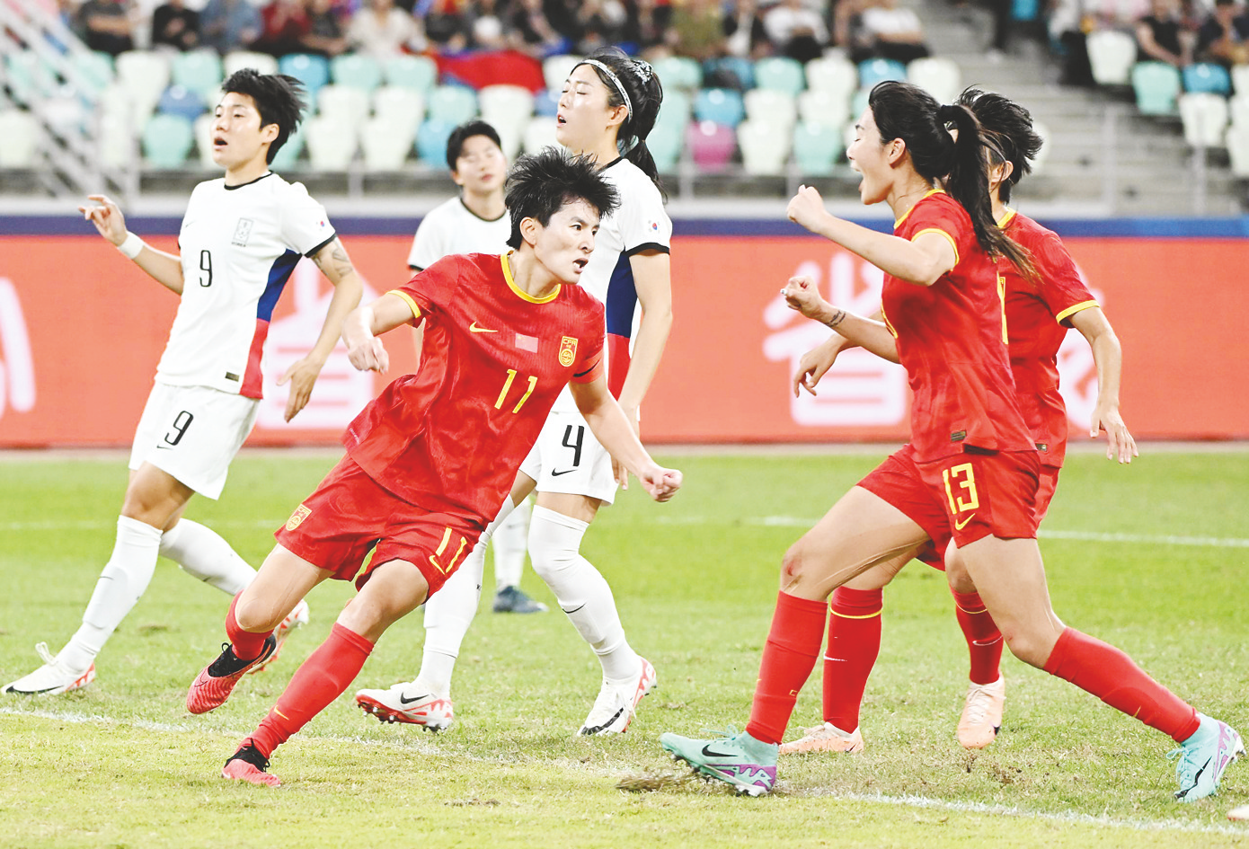 国内外女足比赛中，顶尖球员争夺荣誉的简单介绍