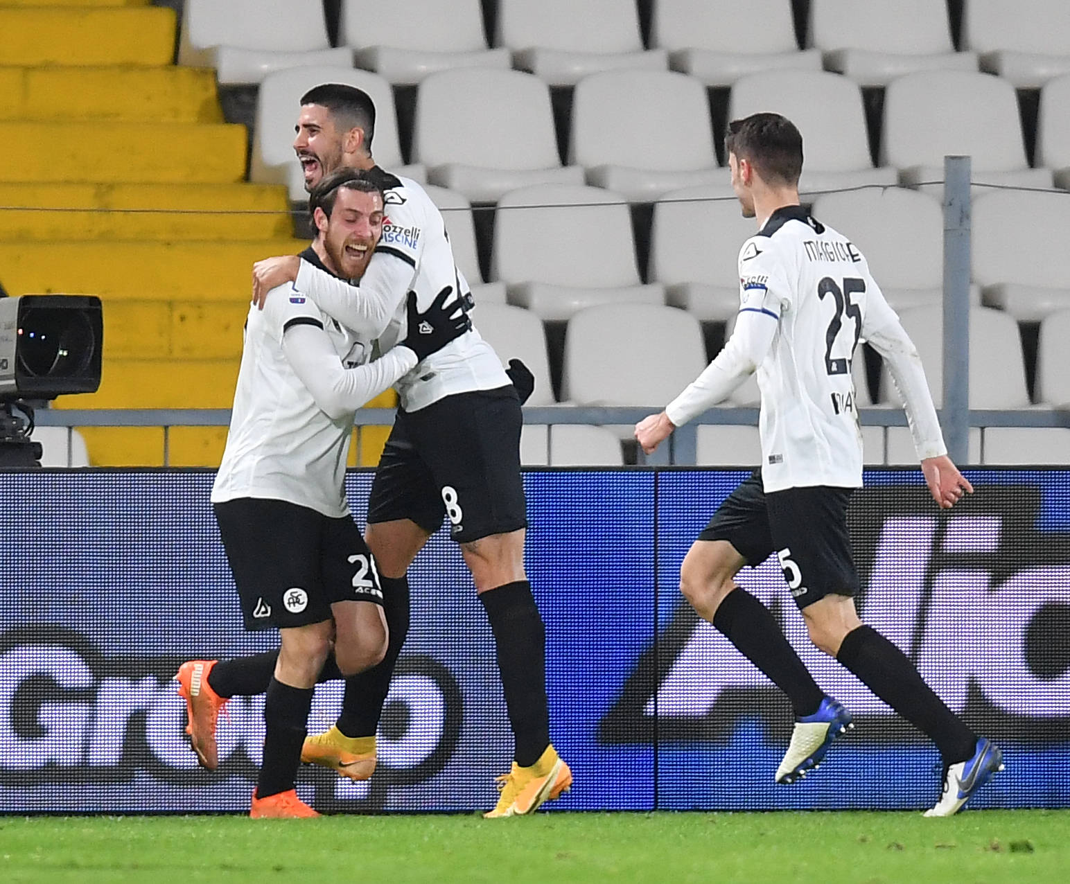 斯佩齐亚队夺冠关键比赛，赢得掌声