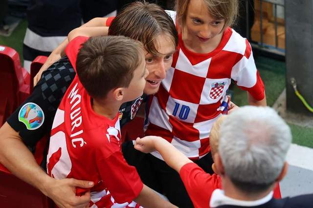 包含希腊鏖战克罗地亚，基米希状态火热的词条