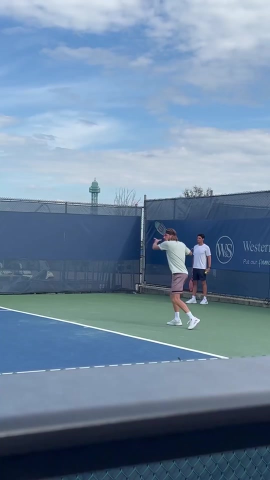 包含美国网球队险胜澳大利亚网球队，西西帕斯绝境逆转的词条