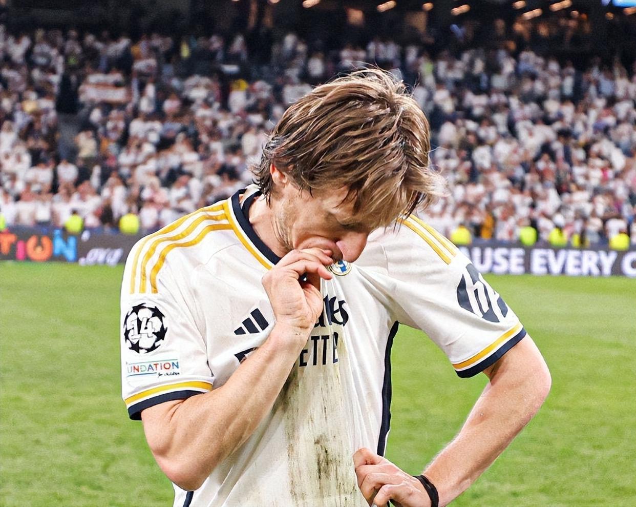 意大利爆冷巴西，莫德里奇统治全场